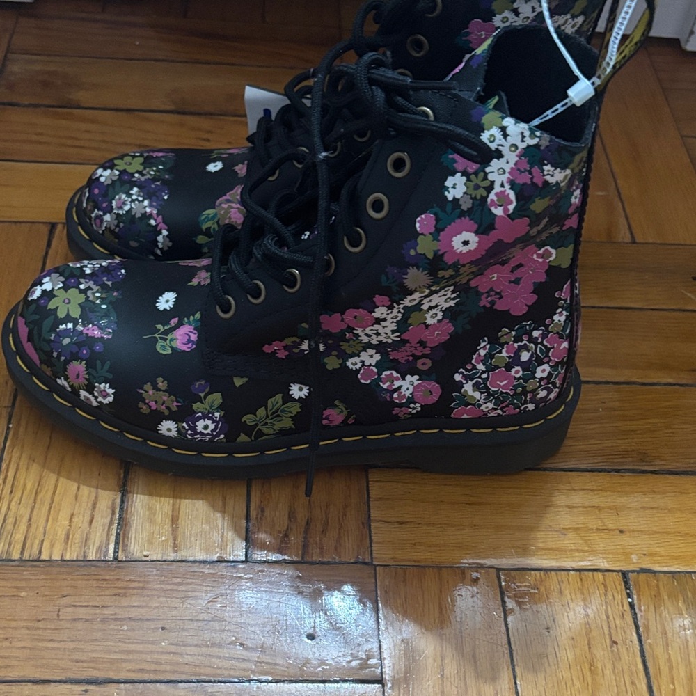 Women doc martins floral boot new with tags